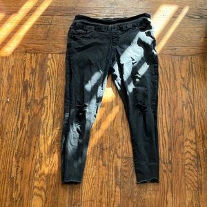 Super cute mid rise skinny jeans.